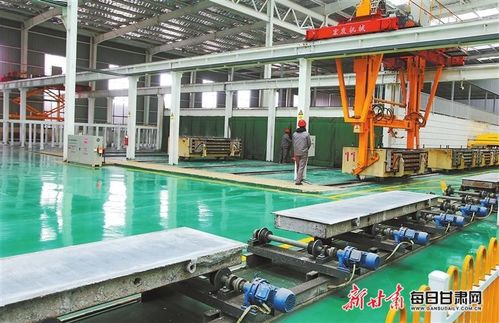 慶陽西峰區(qū)正宇鑫達新型建材加工廠工人有序作業(yè)